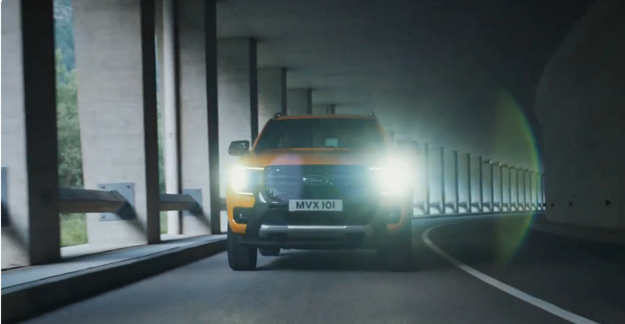 Ford Ranger geel voorkant met lampen aan rijdend in een tunnel