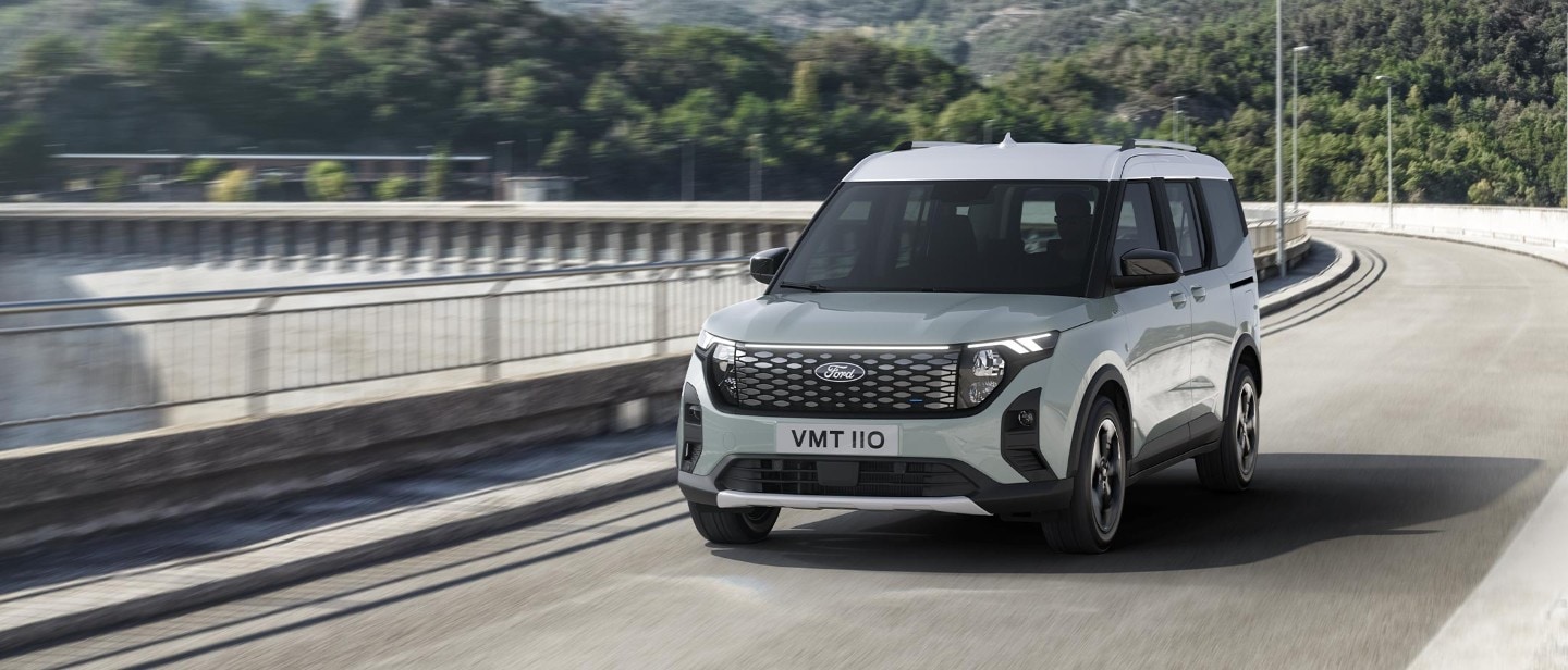 Ford Tourneo Courier Grijs Schuinvoorkant Aan Het Rijden Op Een Brug