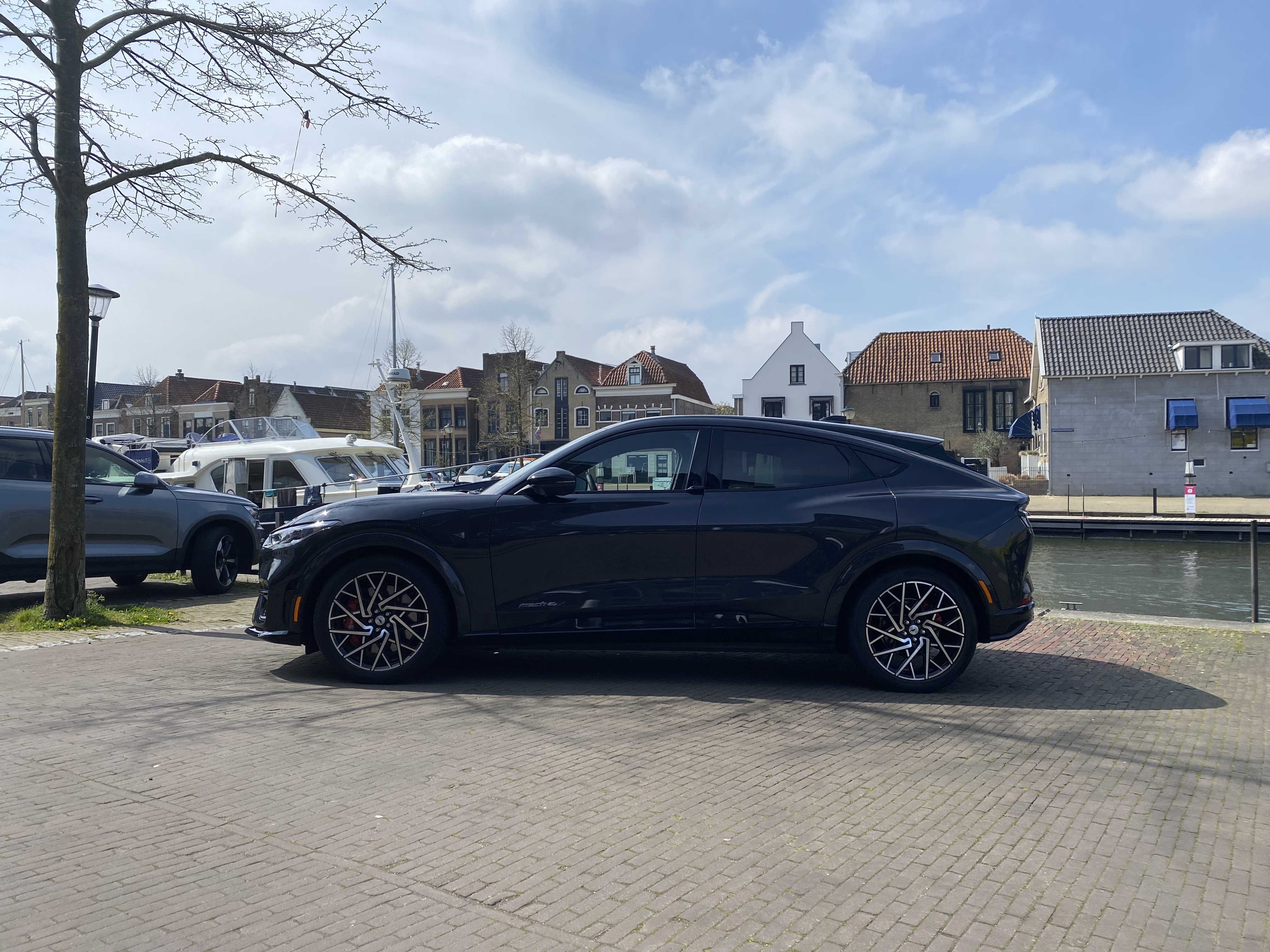 zijkant geparkeerde Ford Mustang Mach-E (GT)