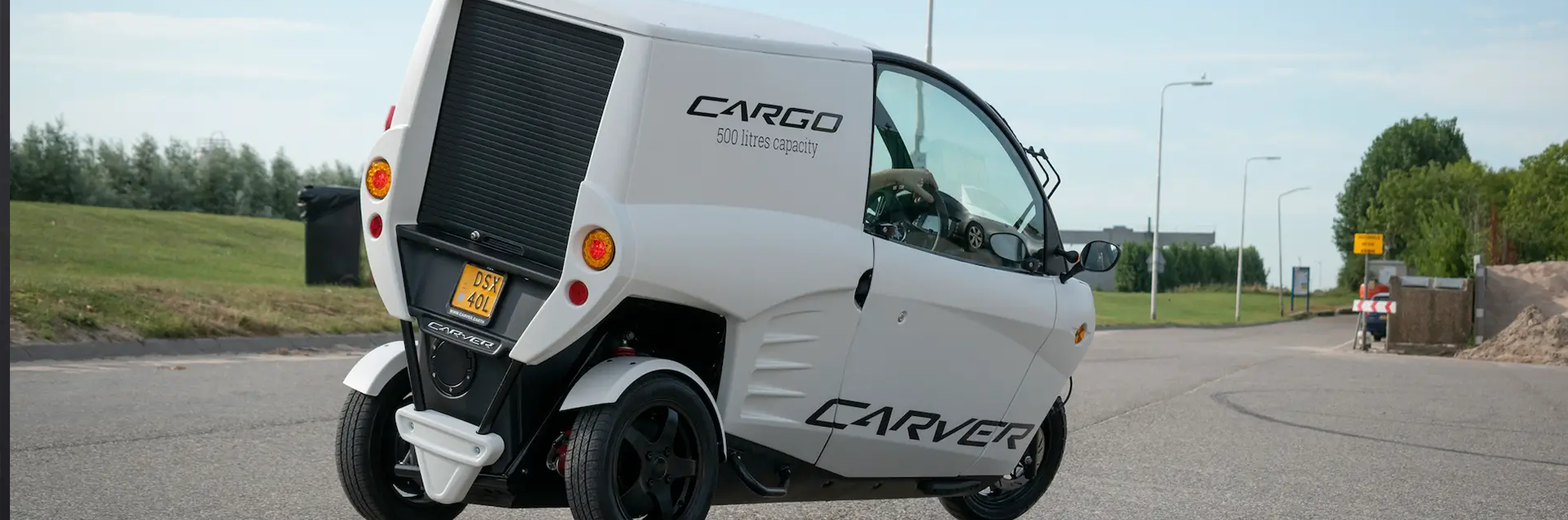 een witte carver door de bocht