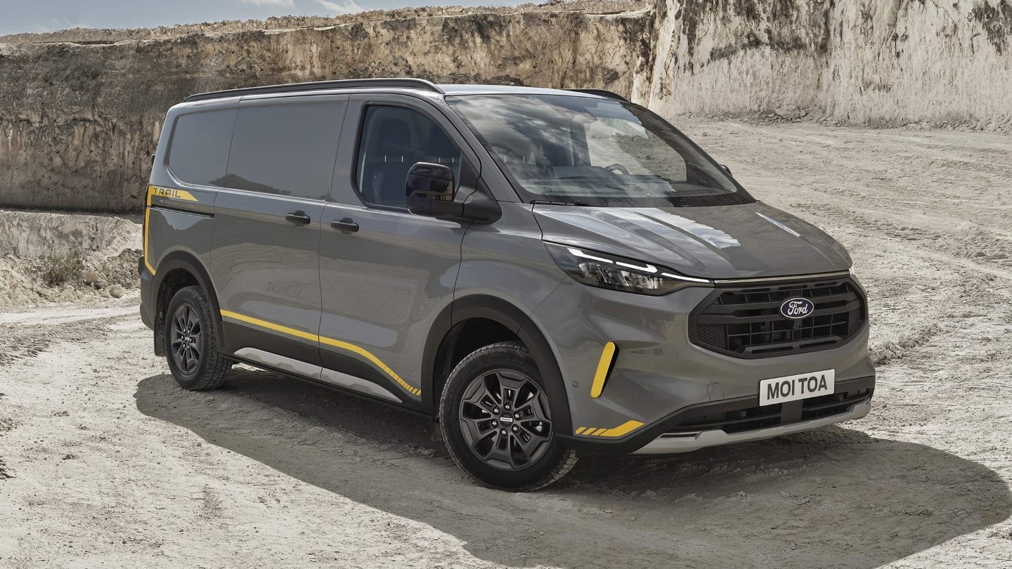 Ford Transit Custom Trail grijs met witte strepen in de bergen schuinvoorkant